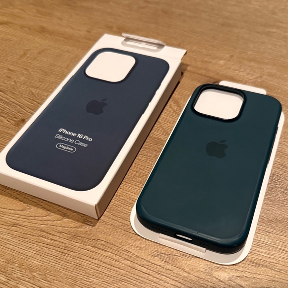 Genuine OEM Apple Silicone Case for iPhone 16 Pro - Lake Green MYYR3ZM/A - Picture 1 of 9